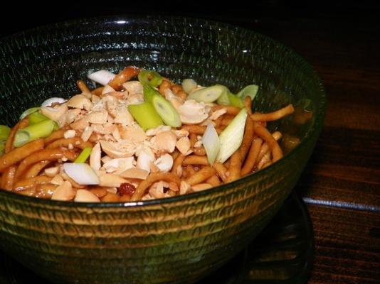 macarrão chinês frio em molho de gergelim de amendoim