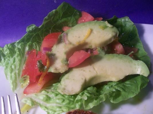salada de abacate com molho de tomate
