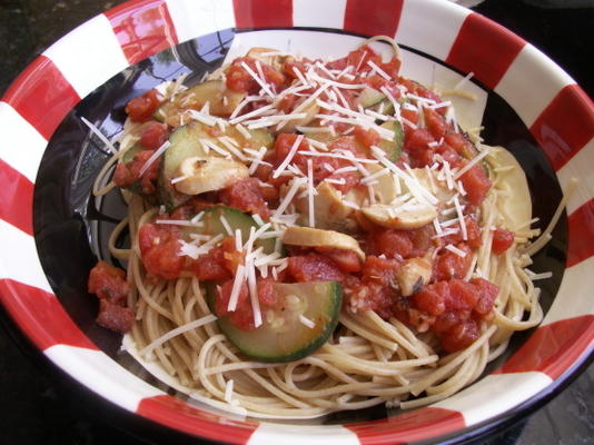 espaguete com tomate, pimenta, cogumelo, abobrinha e alho
