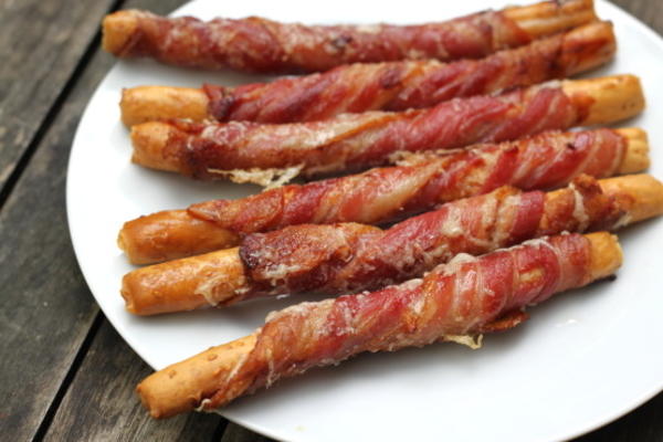 bacon embrulhado breadsticks de gergelim