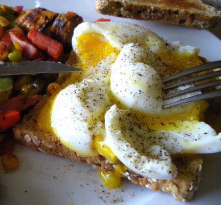 café da manhã britânico na cama - ovos cozidos e soldados marmite