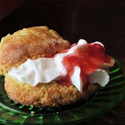 tradicionais ingleses scones de hora do chá com geléia e creme