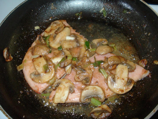 Bifes de presunto com molho de jazzed-up