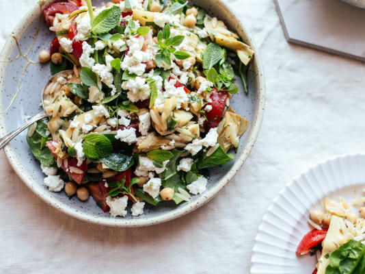 salada de orzo grego com grão de bico e corações de alcachofra