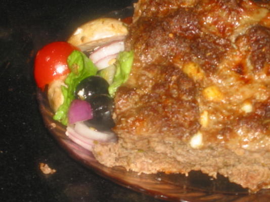 Bolo de carne grego com queijo feta