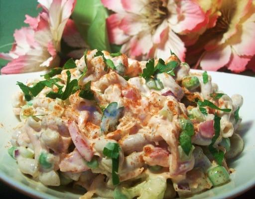 salada de macarrão com tomate e ervilhas