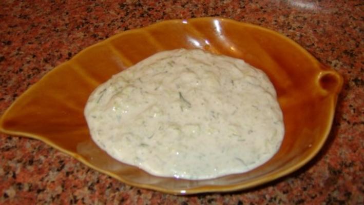 salada de pepino de iogurte de alho egípcio
