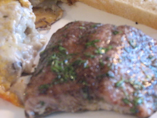 salmão grelhado sudoeste com manteiga de limão coentro