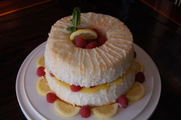 bolo de comida de anjo de limão cheio de coalhada de limão e framboesa fresca