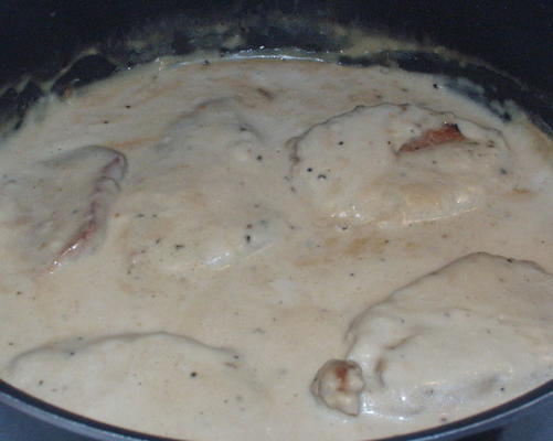 costeletas de porco com molho de carne e purê de batatas