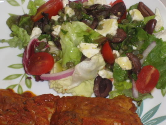 salada mediterrânea com vinagrete de alcaparra de limão