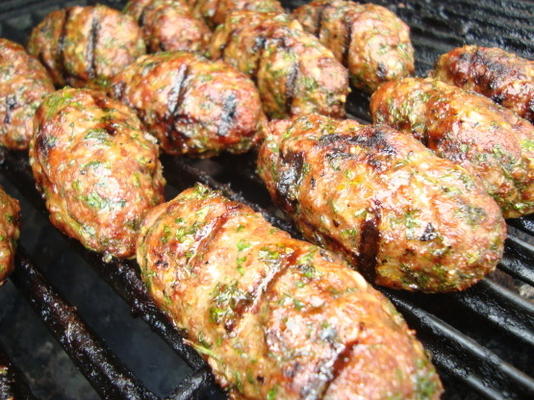 kebabs kofte com molho de hortelã pepino