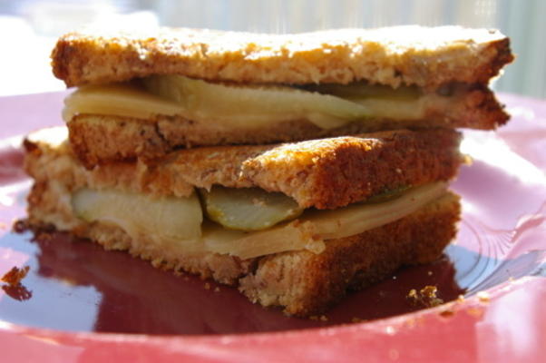 queijo grelhado, pickle e vidalia sanduiche de cebola
