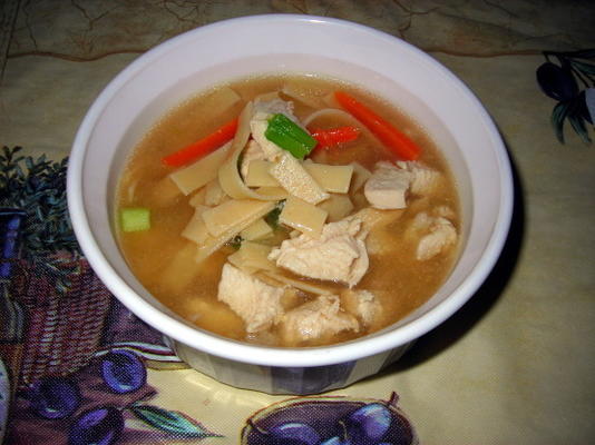 sopa de macarrão oriental de frango