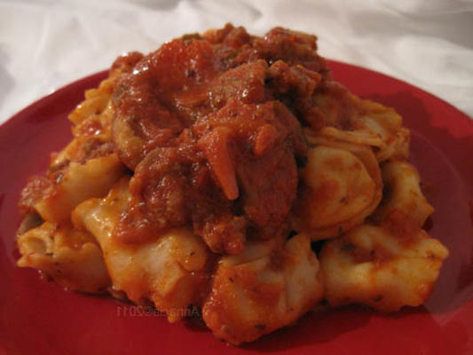 tortellini de três queijos com salsicha italiana cremosa marinara