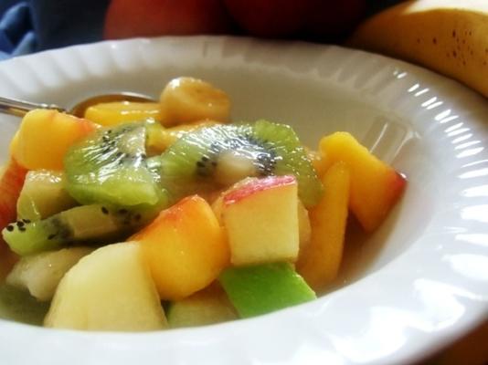 froutosalata ou frutas mistas com suco de laranja e mel (greec