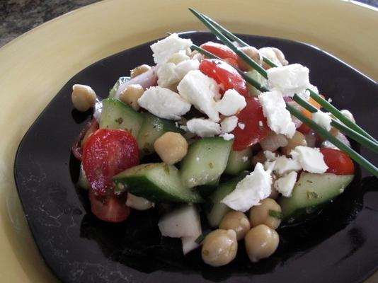 salada de grão de bico com queijo feta