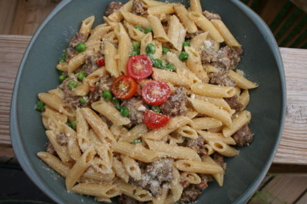 penne com salsicha, ervilhas e mascarpone