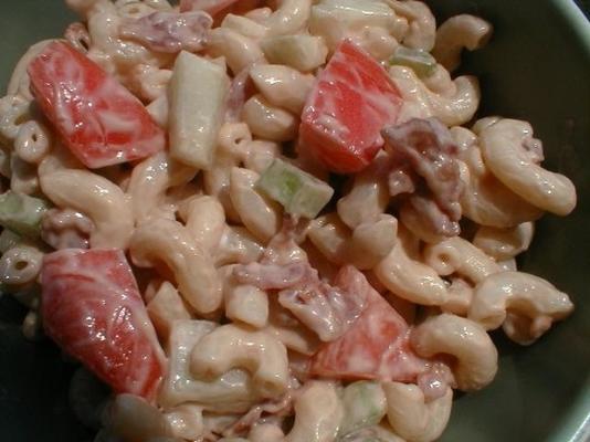 salada de macarrão com bacon e tomate