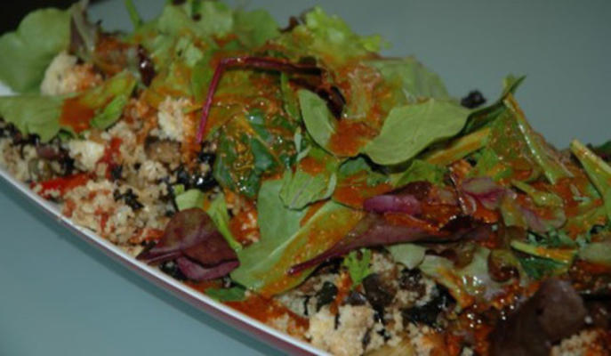 salada de cuscuz vegetal assada com molho estilo harissa