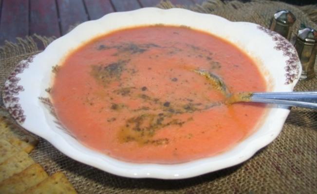Sopa cremosa de tomate com pesto