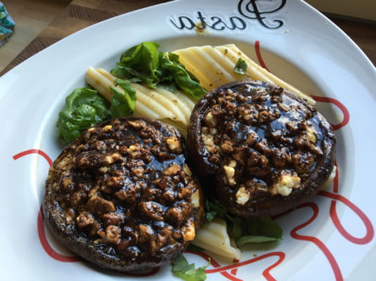 queijo recheado cogumelos portobello com um esmalte balsâmico