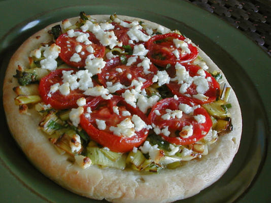 alho-poró, tomate, pizza de queijo de cabra