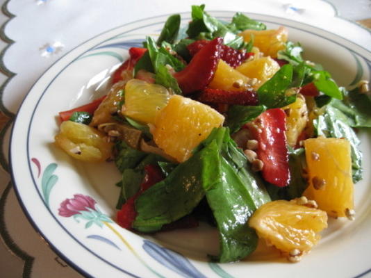 saladas verdes com laranjas, morangos e vinagrete de baunilha