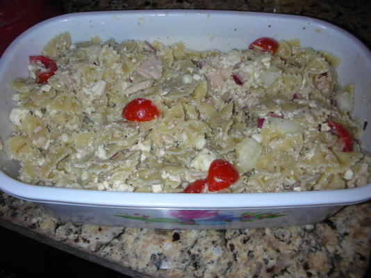 atum de estilo grego e salada de macarrão com gravata-borboleta