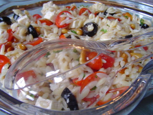 Salada orzo com queijo feta e tomate cereja