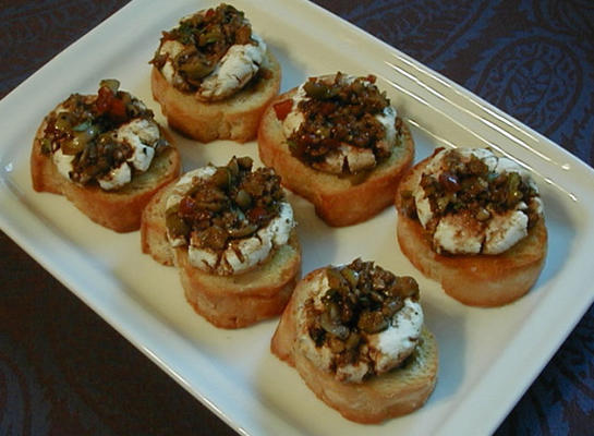 queijo de cabra marinado com crostini