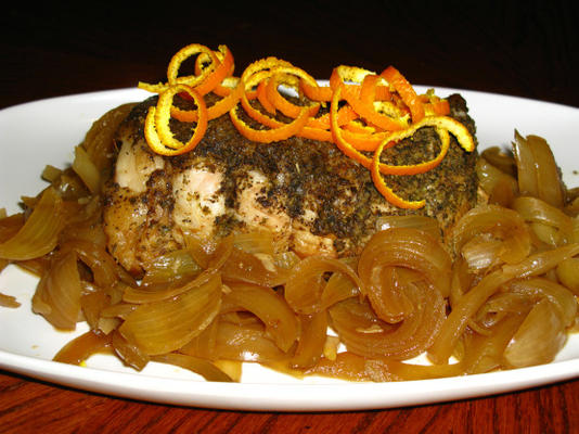 pote de barro laranja-herbed carne de porco assada