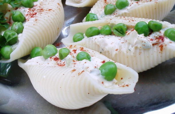 salada de atum e ervilha em conchas