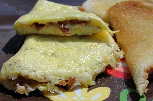 omelete com bacon e queijo parmesão