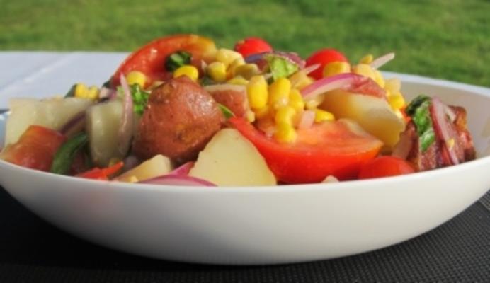 salada de batata, tomate, milho e manjericão
