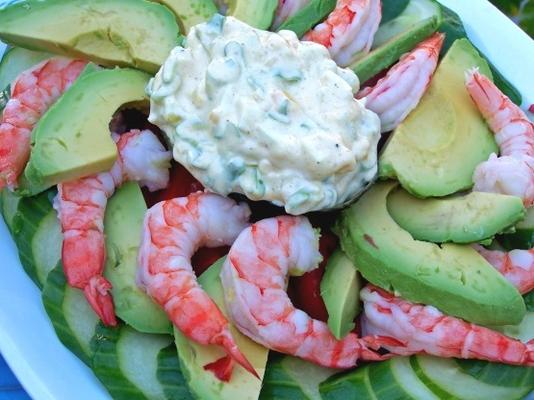 Camarão refrigerado e salada de abacate