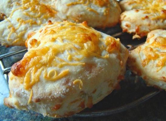 cheddar de queijo muito saboroso e scones de aveia