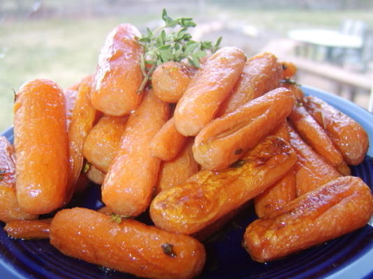 cenouras holandesas assadas com mel e tomilho