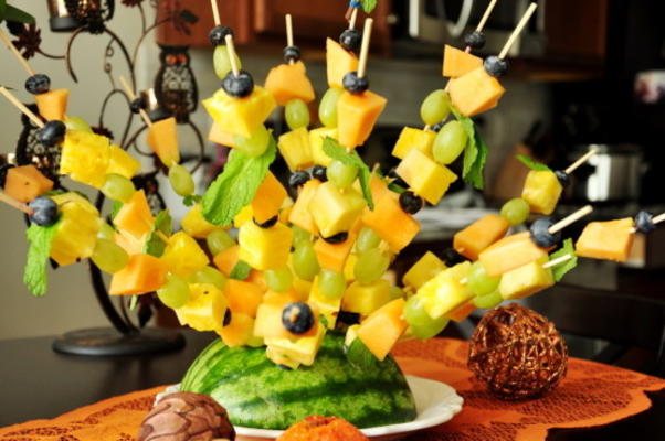 Espetinhos de fruta vistosos, mas simples - perfeitos para uma festa