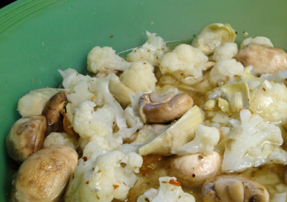 cogumelos marinados, corações de alcachofra e salada de couve-flor