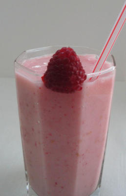 smoothie de iogurte de banana framboesa