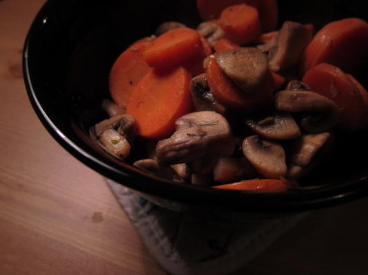 cenoura e cogumelos salteados