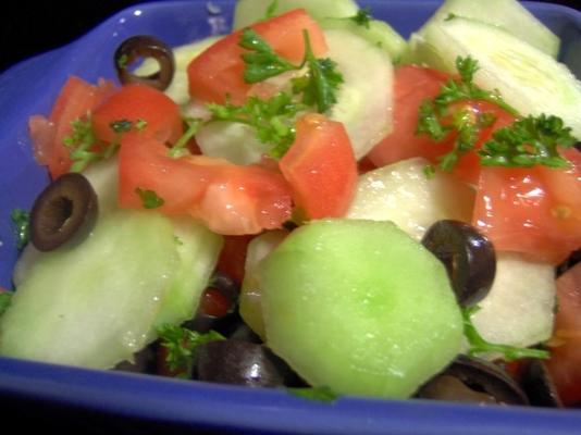 salada de legumes em cubos grega