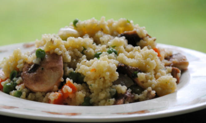 cuscuz de limão com ervilhas e cenouras