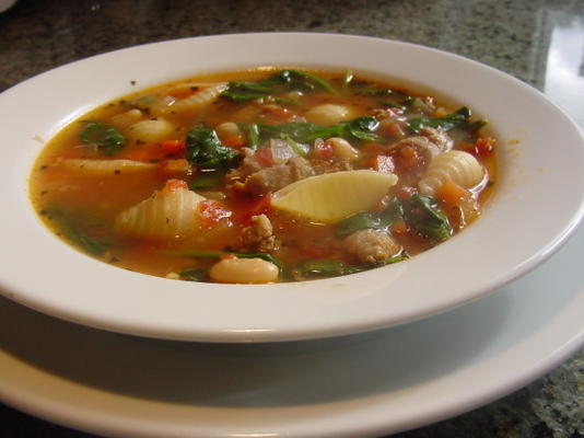 sopa de linguiça italiana e macarrão