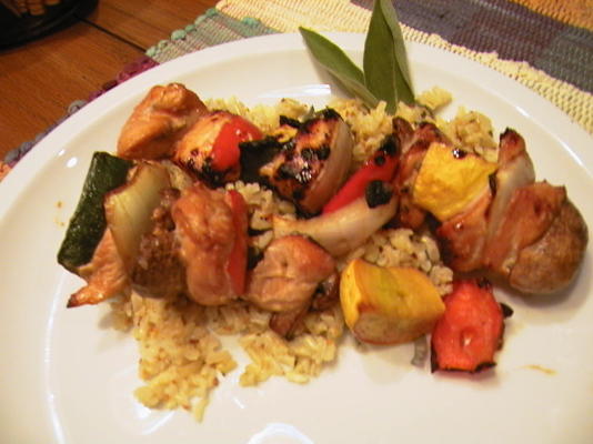 frango grelhado e espetinhos vegetarianos em cima de arroz sálvia