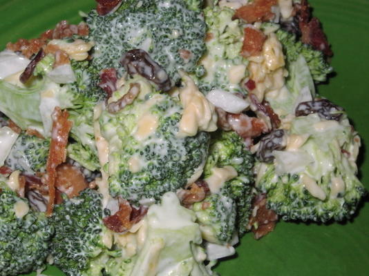 salada de brócolis, bacon e queijo