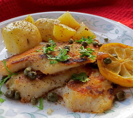 filetes de peixe com molho de limão e alcaparras
