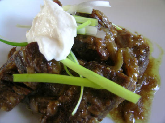curry costelas de carne com molho de rábano