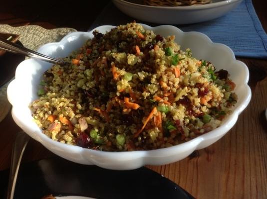 curry de quinoa com amêndoas e cranberries